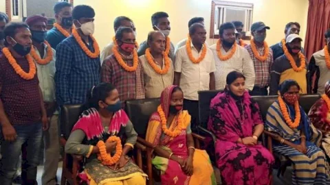धनबाद: रागिनी ने  दिया अरुप को झटका, विश्वकर्मा प्रोजेक्ट के दर्जनों लोडिंग मजदूरों ने मासस छोड़ बीजेपी-JMS में शामिल