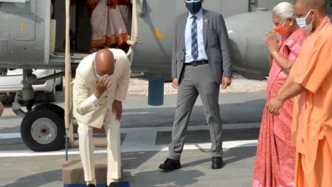 उत्तर प्रदेश: अपने गांव पहुंचते ही प्रसिडेंट रामनाथ कोविंद हुए भावुक, माथे पर लगाई मिट्टी