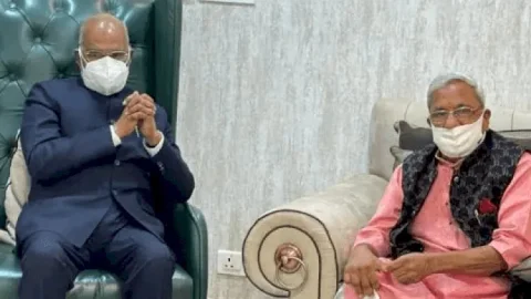 उत्तर प्रदेश: कानपुर में बीमार दोस्त से मिले प्रसिडेंट रामनाथ कोविंद, कहा- प्रसिडेंट नहीं दोस्त की हैसियत से आया हूं घर