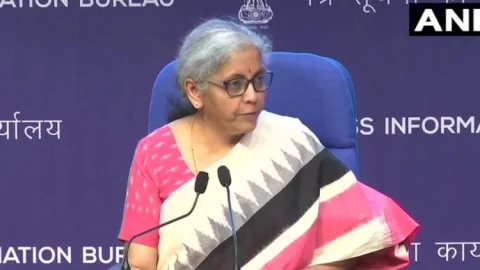 सेंट्रल गवर्नमेंट का एक और राहत पैकेज का एलान, कोरोना प्रभावित सेक्टर्स के लिए 1.1 लाख करोड़ रुपये की गारंटीड स्कीम
