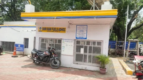 धनबाद: कतरास के श्री राम फ्यूल्स पेट्रोल पंप में स्टाफ को बंधक बनाकर डकैती