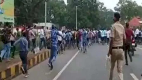 बिहार: पटना में एजुकेशन मिनिस्टर आवास का घेराव करने जा रहे STET अभ्यर्थियों को पुलिस ने दौड़ा-दौड़ाकर पीटा, कई घायल