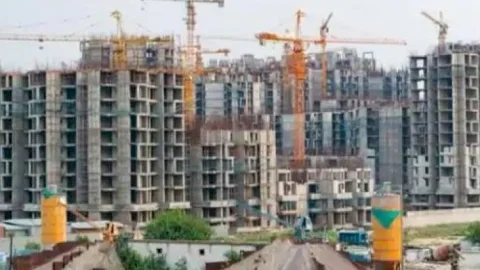 नोएडा: फ्लैट बुकिंग के नाम पर करोड़ों लेकर फरार हुए 20 बिल्डर, अब न ऑफिस है और न जमीन