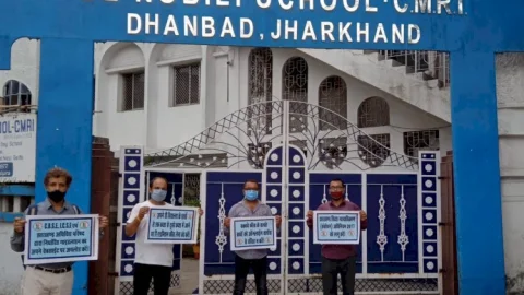 झारखंड अभिभावक संघ ने  डिनोबली स्कूल के समक्ष कोविड गाइडलाईन का पालन करते हुए किया मौन प्रदर्शन