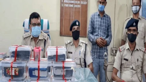 साहेबगंज का तीनपहाड़ गांव का मोबाइल चोरी करने वाला गैंग पूरे देश में एक्टिव, जमशेदपुर में 69 मोबाइल के साथ एक अरेस्ट