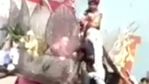 उत्तर प्रदेश: दुल्हन को वरमाला पहनाते ही स्टेज पर चढ़ी दूल्हे की मां, बेटे की किया चप्पलों से पिटाई