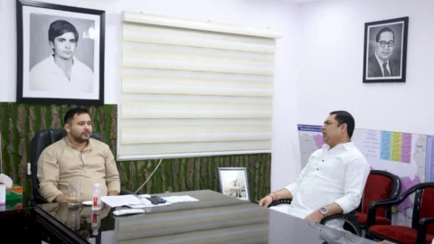 बिहार: तेजस्वी यादव से पटना में मिले रणविजय सिंह 