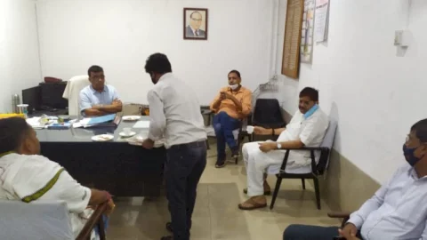 धनबाद: विश्वकर्मा प्रोजेक्ट के लोडिंग मजदूरों की समस्याओं पर एमएलए ने की कुसुंडा जीएम से की वार्ता
