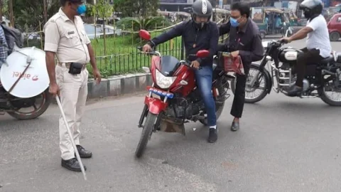 धनबाद: अनाधिकृत रूप से वाहनों में साइन बोर्ड लगाने वालों के खिलाफ चला अभियान