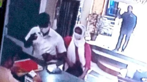 उत्तर प्रदेश: होटल में महिला कांस्टेबल के साथ पकड़े गये डीएसपी, वाइफ ने की थी पुलिस में कंपलेन, खुल गयी पोल