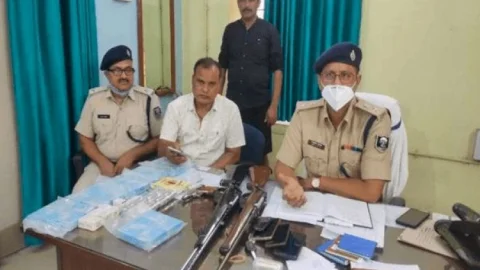 बिहार: अरवल में दो रेगुलर राइफल, एक रेगुलर पिस्टल और 500 गोलियों के साथ बीएसएफ कांस्टेबल अरेस्ट