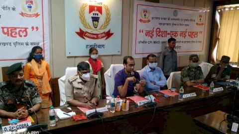 हजारीबाग: एक लाख के इनामी महिला नक्सली उषा किस्कू सहित तीन माओवादियों ने किया सरेंडर