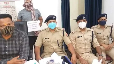 धनबाद: RPF ने अवैध ई-टिकट का धंधेबाज को किया अरेस्ट, कंप्यूटर, कैश तथा कई रेल टिकट बरामद