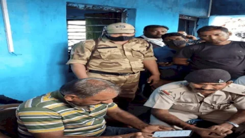 धनबाद: लोदना में सीआइएसएफ जवान ने 10 वीं की छात्रा की छेड़खानी, ग्रामीणों ने बंधक बना कर दी पिटाई