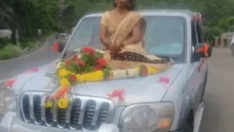 महाराष्ट्र: SUV की बोनट पर बैठ अपनी शादी में पहुंची दुल्हन, VIDEO VIRAL, FIR दर्ज