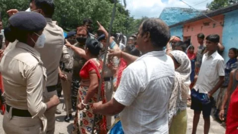 धनबाद: पाथरडीह में रेलवे की जमीन पर बने 49 आवास और 51 झोपड़ी, खटाल, गोदामों पर चला बुलडोजर