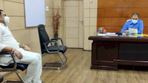 धनबाद: नेशनल पारा एथलेटिक्स दिव्यांग खिलाड़ी अजय कुमार पासवान की मदद के लिए डीसी से मिले रणविजय सिंह