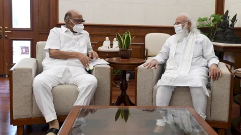 नई दिल्ली: PM नरेंद्र मोदी से मिले NCP चीफ शरद पवार, सियासी अटकलों का बाजार गर्म