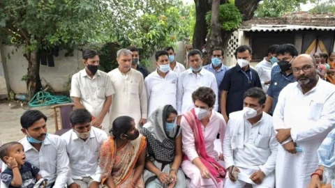 उत्तर प्रदेश: लखीमपुर में बदसलूकी का शिकार हुई महिला से मिलीं प्रियंका गांधी, योगी गवर्नमेंट पर हमला बोला