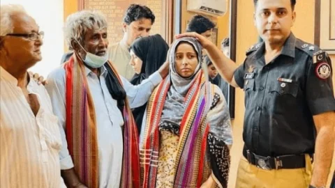 पाकिस्तान: सिंध प्रांत के बादिन में जबरन धर्मांतरण के बाद हिंदू महिला की करायी शादी, वीडियो वायरल,पुलिस ने बचाया