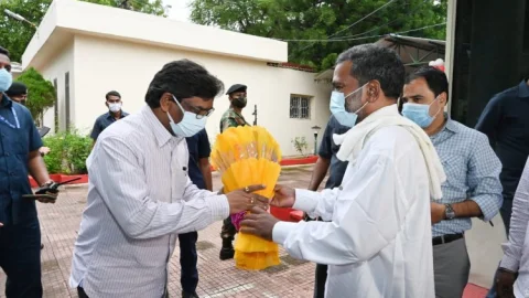 झारखंड: मिनिस्टर जगन्नाथ महतो से मिले सीएम हेमंत सोरेन, टाइगर को एजुकेशन व हफीजुल को मिला निबंधन विभाग