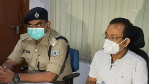 धनबाद: डीटीओ व ट्रैफिक डीएसपी ने की ऑटो वाहन संघ के प्रतिनिधियों की बैठक,पुराने वाहनों को सीएनजी में बदलने की अपील