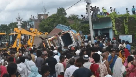 बिहार: सीतामढ़ी में घर पर पलटा बालू लदा ट्रक, बरामदे में खेल रहे तीन बच्चों की मौत, तीन अन्य की हालत गंभीर