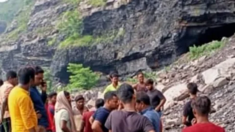 धनबाद: फुलारीटांड बंद पड़े डेको आउटसोर्सिंग बंद पैच में इलिगल माइनिंग  के दौरान चाल धंसने से महिला की मौत