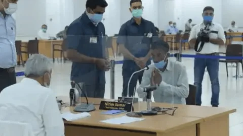 CM नीतीश के जनता दरबार में युवक का कंपलेन, साहब...अफसर कहता है कि सीएम क्या पीएम के यहां जाओ, कुछ नहीं होने वाला