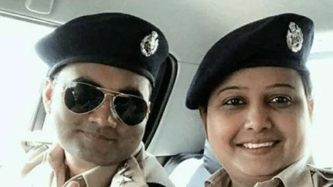 बिहार: एसडीपीओ रेशू कृष्णा ने हसबैंड को IPS का वर्दी पहनाया, पोज देते हुए फोटो सोशल मीडिया पर किया पोस्ट
