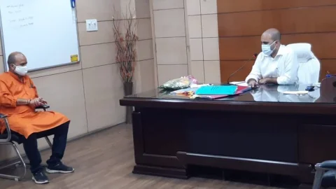 धनबाद: बीजेपी लीडर मुकेश पांडेय ने की डीसी से मुलाकात