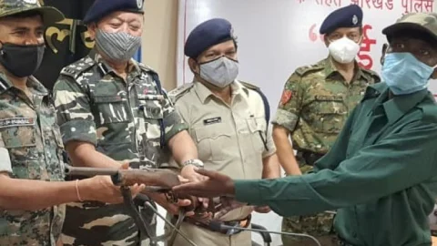 दुमका: भाकपा माओवादी गंगा प्रसाद राय ने आर्म्स के साथ किया सरेंडर, पुलिस को थी कई मामलों में तलाश