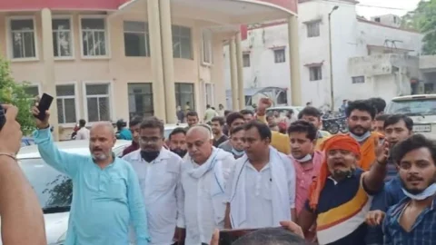 धनबाद: स्टूडेंट्स पर लाठीचार्ज के विरोध में ABVP का धनबाद बंद आज,बन्ना गुप्ता घायलों से मिले, डीसी करेंगे जांच