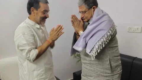 बिहार: उपेंद्र कुशवाहा से मिले ललन सिंह, कहा- किसी की छाती पर सांप लोट रहा तो मैं क्या करूं