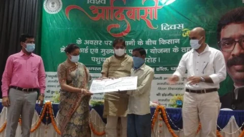 धनबाद: न्यू टाउन हॉल में विश्व आदिवासी दिवस पर कार्यक्रम संम्पन्न