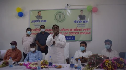 बोकारो:  आलमगीर आलम चंदनकियारी के नवनिर्मित प्रखंड -सह- अंचल कार्यालय भवन का किया उद्घाटन