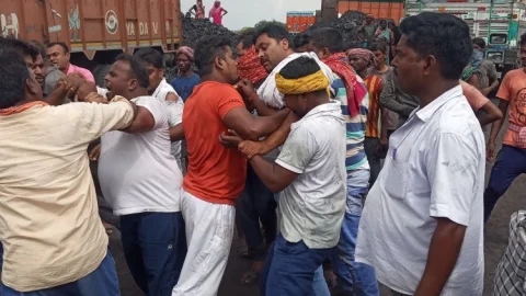 धनबाद: रंगदारी को लेकर ECL की कापासारा आउटसोर्सिंग में मासस और जेएमएस में भिड़ंत