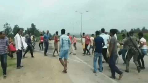 धनबाद: महुदा BJP  और कांग्रेस समर्थकों के बीच हिंसक झड़प, फायरिंग