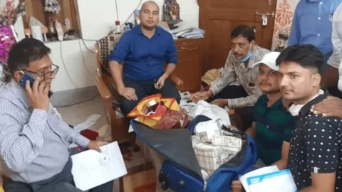 पटना: विजीलेंस रेड में एग्जीक्यूटिव इंजीनियर रवींद्र कुमार के घर मिले एक करोड़ 47 लाख कैश,  मशीन से नोटों की गिनती