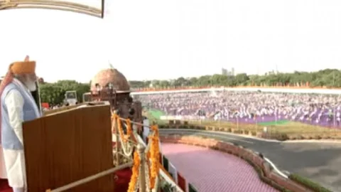75th Independence Day : आतंकवाद और विस्तारवाद से लड़ रहा है भारत: पीएम नरेंद्र मोदी