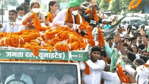 बिहार: सेंट्रल मिनिस्टर बनने के बाद पहली बार पटना आये RCP सिंह का  जोरदार स्वागत 