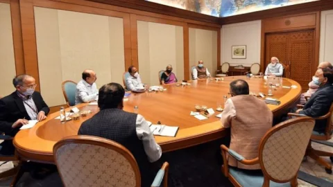 अफगानिस्तान से देश से लौटे लोग, लगे भारत माता की जय के नारे, CCS की बैठक, बोले पीएम- सुरक्षित निकाले जाएं सभी इंडियन