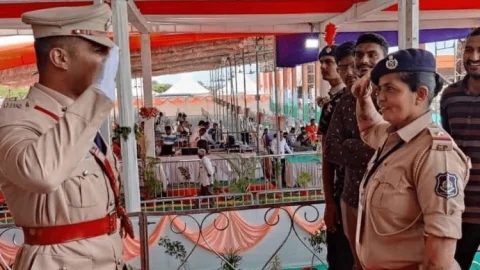 गुजरात: ASI का बेटा बना DSP, बेटे और मां ने एक-दूसरे को किया सैल्यूट, फोटो वायरल