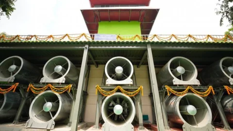 नई दिल्ली: कनाट प्लेस में लगा देश का पहला स्माग टावर, सीएम अरविंद केजरीवाल ने किया उद्घाटन