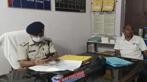 गढवा: डाकघर से दो करोड़ 10 लाख के गबन के आरोपी पोस्टमास्टर अरेस्ट, पुलिस ने भेजा जेल 