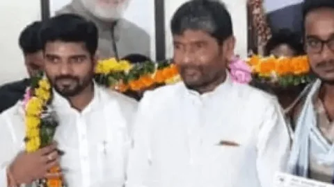 बिहार: तेज प्रताप के करीबी स्टूडेंट लीडर आकाश यादव ने RJD छोड़ पशुपति पारस की LJP में शामिल