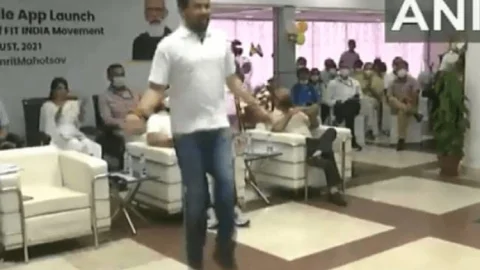 फिट इंडिया मोबाइल एप की शुरुआत, खेल मंत्री अनुराग ठाकुर ने दिखायी एक पैर पर रस्सी से कूद कर फिटनेस स्किल