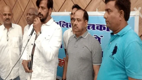 पलामू: वेब फिल्म की शूटिंग के लिए पलामू पहुंचे एक्टर रवि किशन, कैंप में किया ब्लड डोनेशन