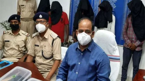पलामू: पांच सड़क लुटेरे अरेस्ट,, देशी कट्टा व लूट की बाइक बरामद 