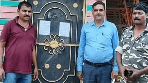 BSNL डायरेक्टर बनकर एक करोड़ से अधिक की ठगी कर चुका है चंदन, पुलिस ने घर पर चिपकाया ईश्तेहार